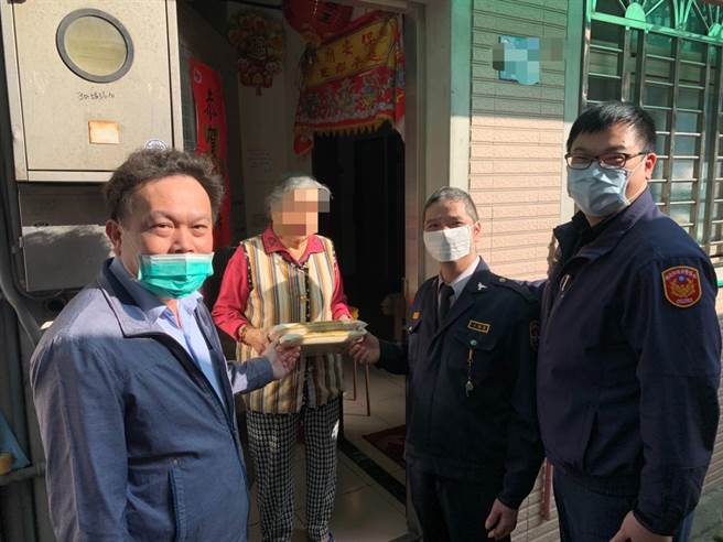 新北市永和警分局警员与里长共同关怀独居长者。（永和警分局提供）