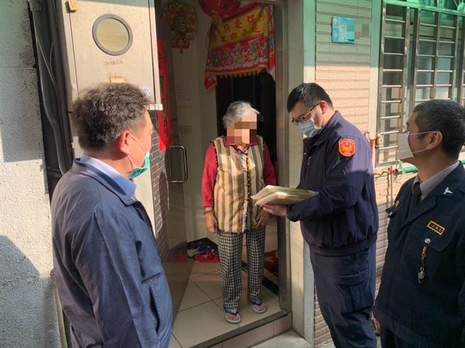 新北市永和警分局警员与里长共同关怀独居长者。（永和警分局提供）