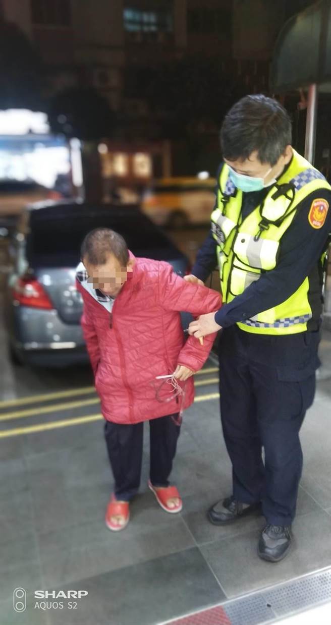 新北市永和警分局協助唐氏症患者返家。（永和警分局提供）