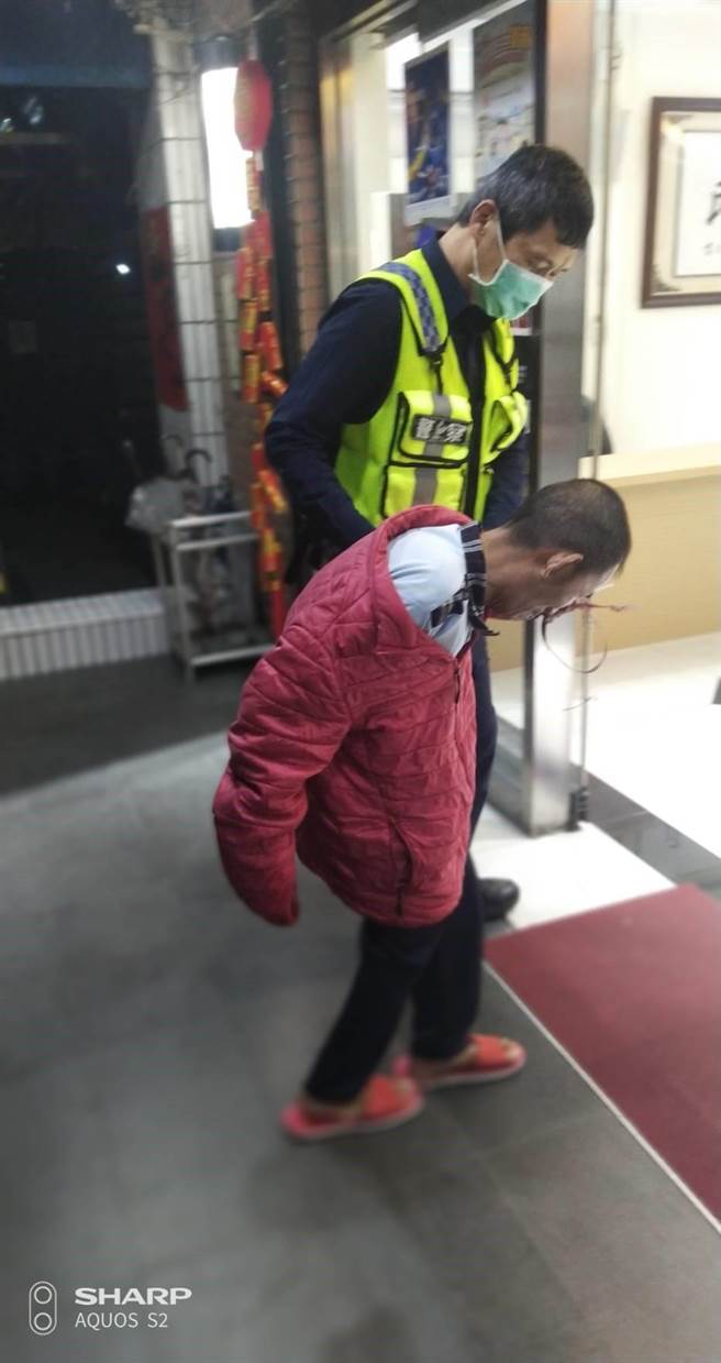 新北市永和警分局協助唐氏症患者返家。（永和警分局提供）