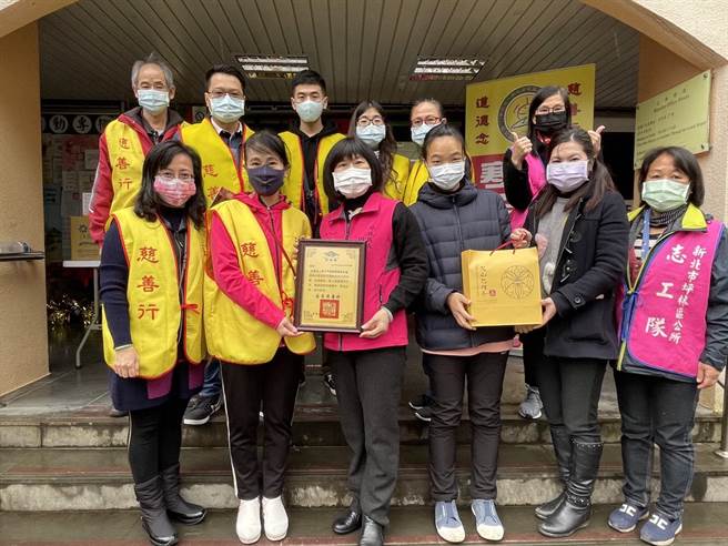 新北市坪林區公所在農曆年前夕媒合善心善款協助低收入戶家庭過好年。（坪林區公所提供）