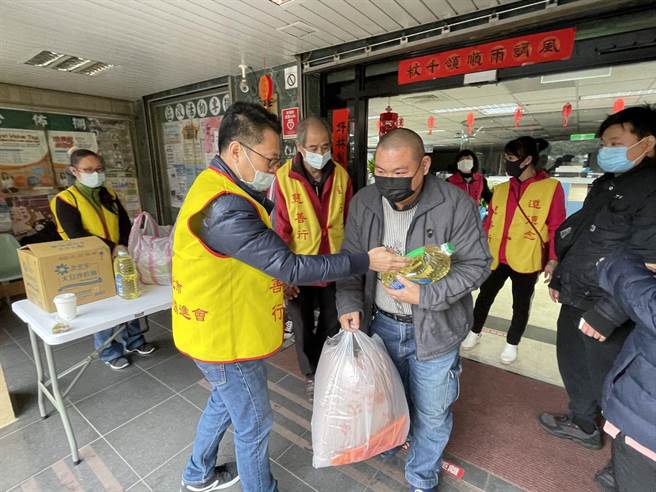 新北市坪林區公所在農曆年前夕媒合善心善款協助低收入戶家庭過好年。（坪林區公所提供）