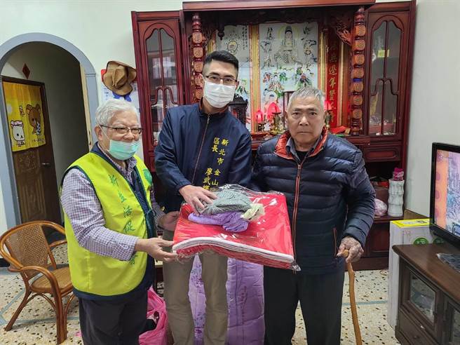 今（8日）由金山区长廖武辉与送餐单位一同致赠爱心年菜及生活物资予11位长者。（金山区公所提供）