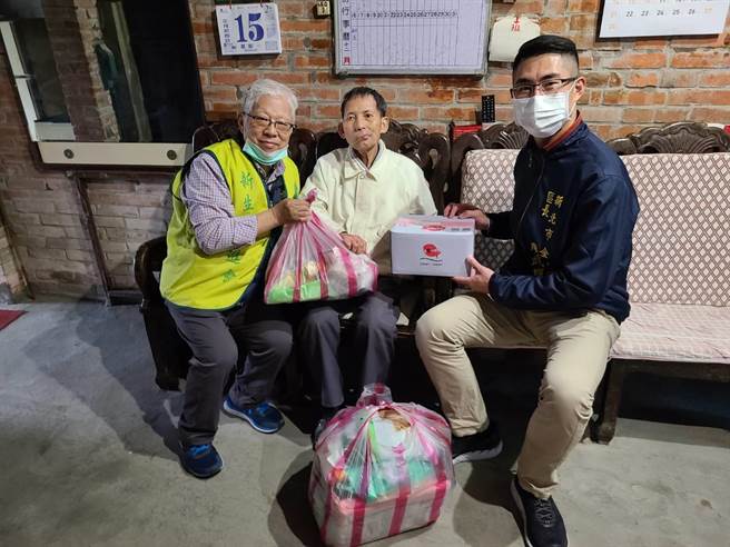 今（8日）由金山区长廖武辉与送餐单位一同致赠爱心年菜及生活物资予11位长者。（金山区公所提供）