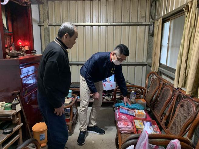 今（8日）由金山区长廖武辉与送餐单位一同致赠爱心年菜及生活物资予11位长者。（金山区公所提供）