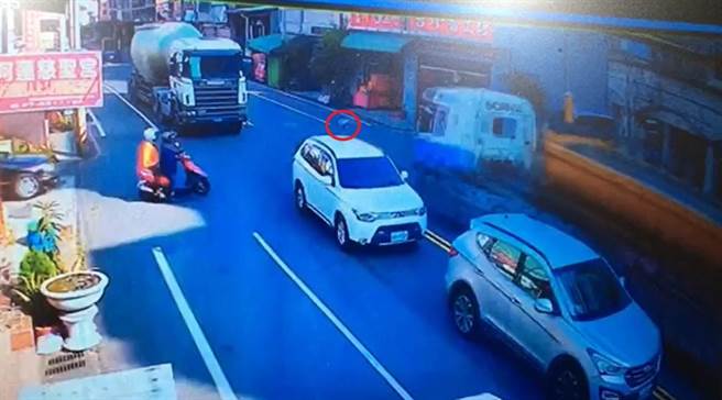 阿莲区73岁杨姓女骑士（白色轿车后方）8日下午骑机车穿越车阵，但与行经此路口的砂石车擦撞，送医不治。（翻摄照片／林瑞益高雄传真）