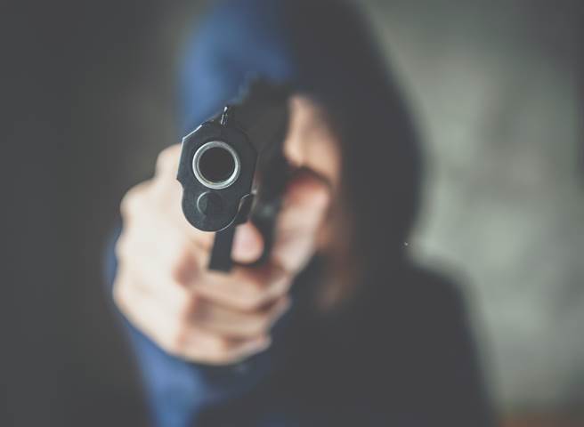 有YouTuber拍片玩笑開過頭，假裝搶劫竟被路人擊斃。(示意圖／達志影像)