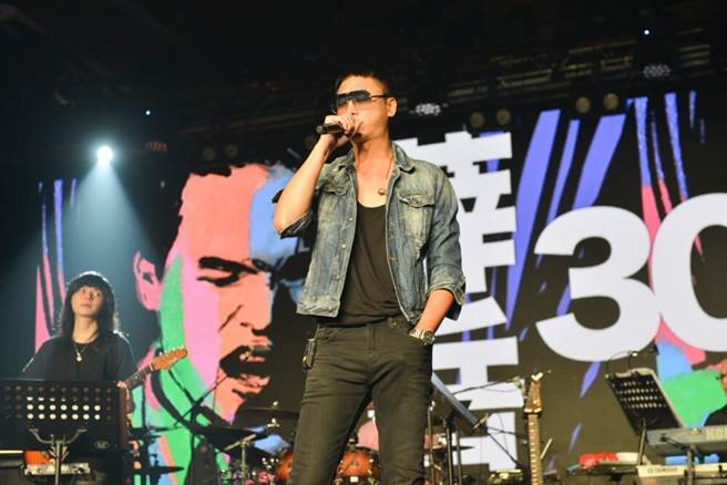 信演唱〈如果还有明天〉。（公视提供）