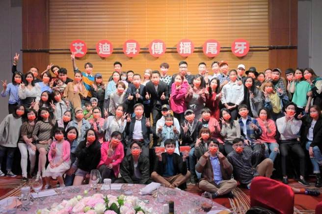 艾迪升艺人、同仁一起戴上蒋伟文（后排左六）绘制口罩。（艾迪升传播提供）