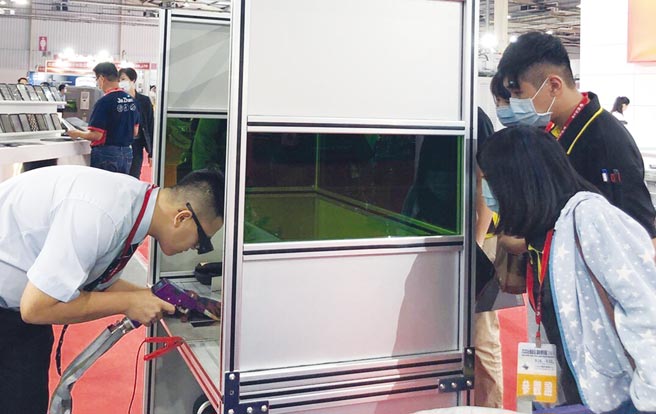 「最輕巧的手持式光纖雷射焊接器」幫助師傅能長時間進行焊接工作，大幅提升效率、焊接品質、更多靈活性及環保等優勢。圖／業者提供