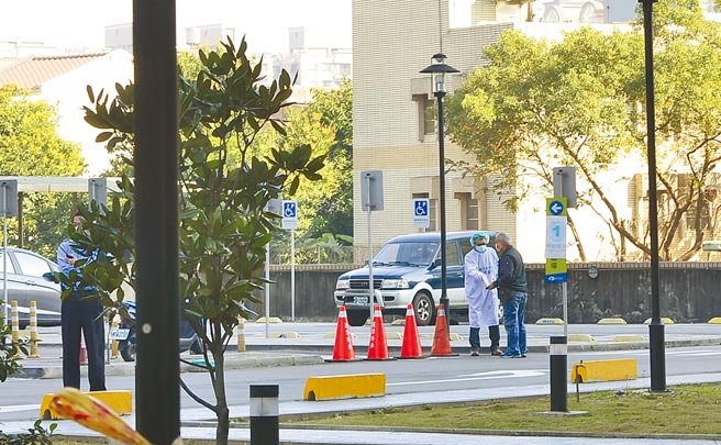 卫福部桃园医院危机可望解除，图为桃医7日进行抽血检测。（赖佑维摄）