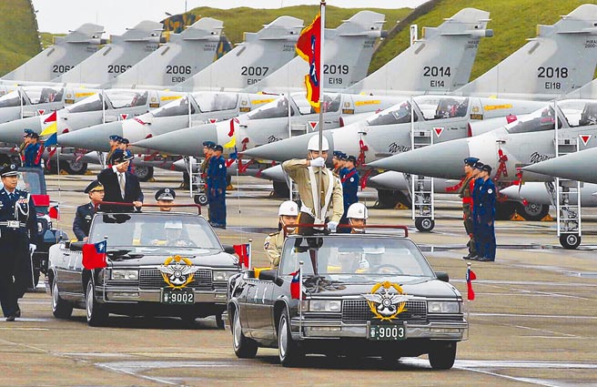 海军退将表示，瑞士检方曾透露幻象战机佣金比拉法叶舰多。图为空军四九九联队幻象2000-5成军时，由陈水扁总统校阅军容。（本报资料照片)