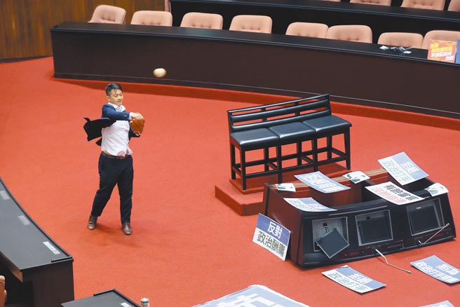 立法院临时会去年7月15日审查监院人事，国民党立委占领主席台杯葛，基进党立委陈柏惟（见图）在议场拿着手套、垒球邀国民党立委一起传接球。（本报资料照片）