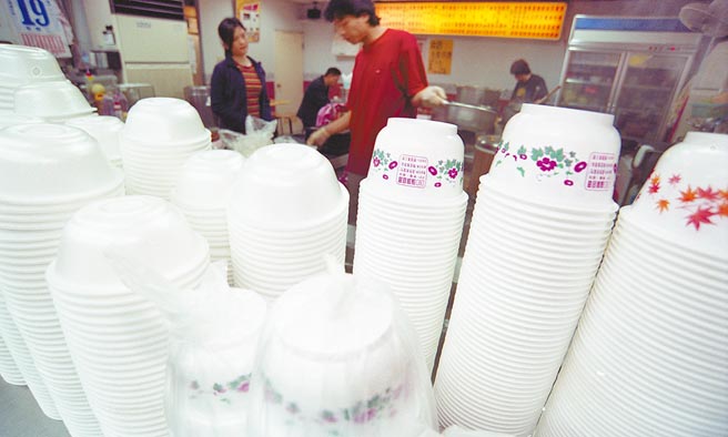 2019年國內前10大飲料業者餐具統計，塑膠容器與免洗餐具的年使用量高達5.4億個，用量驚人。（本報資料照片）
