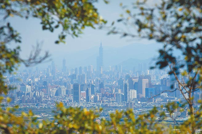 环保署表示，7日西半部扩散条件差，桃园、台中至高雄及金门等地20测站空气品质达红色警示等级。图为从新北市山区高点看向台北市，能见度不理想。（中央社）