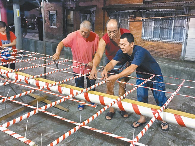 水灯排制作须考虑竹子粗细、韧度，组装过程中也须顾及两侧竹子长度，以免重心不稳，导致水灯排断裂。（三峡区公所提供／蔡雯如新北传真）