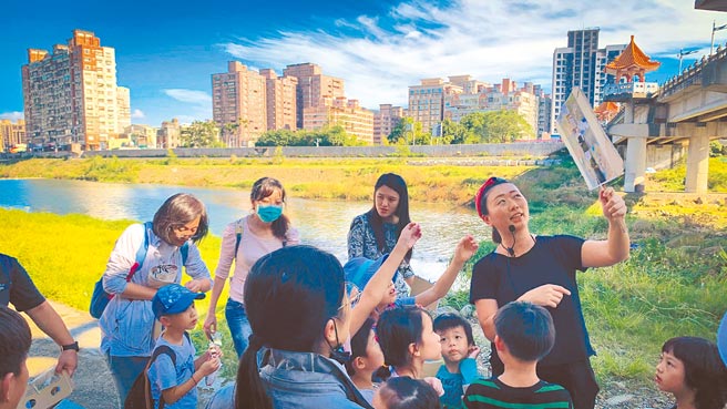 三峡河愿景工作坊每月进行1次生态监控，召集民眾、研究员，长期观察河川环境，希望能培养出在地生态志工，让地方自发关心生态。（吴思儒提供／蔡雯如新北传真）