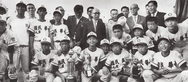 1971年副總統嚴家淦（三排右四）、行政院副院長蔣經國（三排右三）接見奪得世界冠軍回國的巨人少棒隊。（本報資料照片）