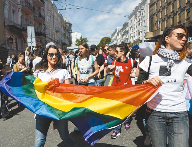 烏克蘭首都基輔，一群人手執彩虹旗走上街頭遊行示威，要求當局重視同志的權利。美國總統拜登為聲援世界各地的LGBTIQ族群，決定在美國外交政策上更重視這些議題。（美聯社）