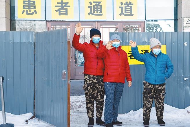 疫情最严重的黑龙江省6日宣告无新冠肺炎确诊病例、无症状感染者也无新增情况，首度实现「双零」。图为黑龙江新冠肺炎确诊患者出院。（新华社）