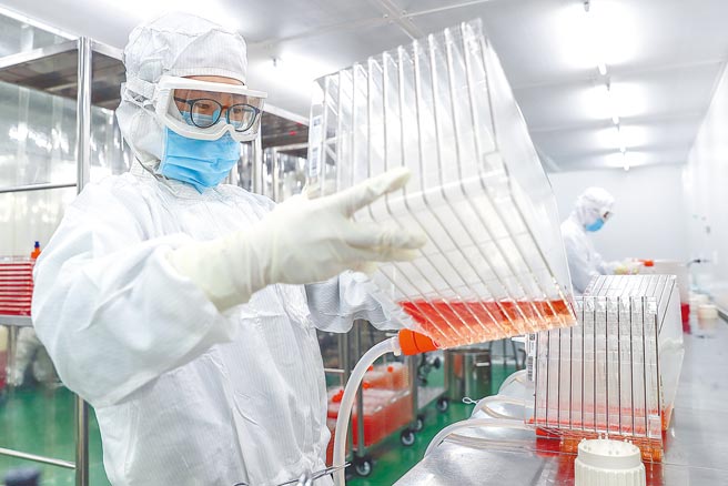 奥地利总理库尔茨表示，如果俄罗斯和中国的新冠疫苗能得到欧洲药品管理局（EMA）批准，奥地利已准备好生产这些疫苗。图为北京科兴中维的工作人员在利用细胞工厂进行Vero细胞培养。（新华社）