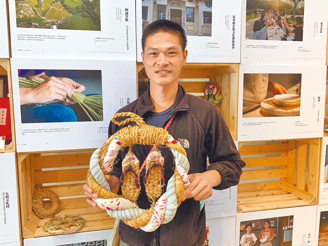 苗栗青年杨振诚以「铜锣阿诚草鞋」展现稻作价，推广爱护土地与环保意识，以达永续发展目标，让后代也享受乾净美好的生活环境。（何冠娴摄）