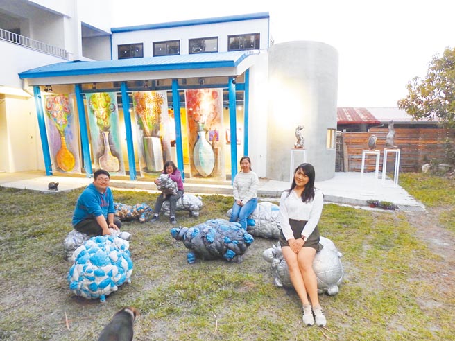 艺术家张家铭在大灶美术馆利用棉被与FRP材质，创作出9只绵羊，让民眾可以坐在羊咩咩上拍照留念。（大灶美术馆提供／黄立杰南投传真）