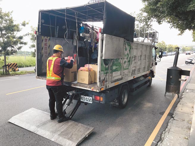 中市府環保局推動「紙錢集中燒」政策，鼓勵市民將紙錢交由清潔隊載送集中處理。（台中市環保局提供／陳淑芬台中傳真）