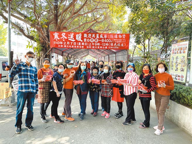 台中市南区国光社区发展协会7日在仁和路国光国小旁「绿色隧道」举办「捐购爱心年糕」活动。（冯惠宜摄）