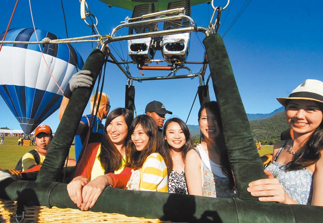 春节期间，台东鹿野高台有热气球繫留体验。（庄哲权摄）
