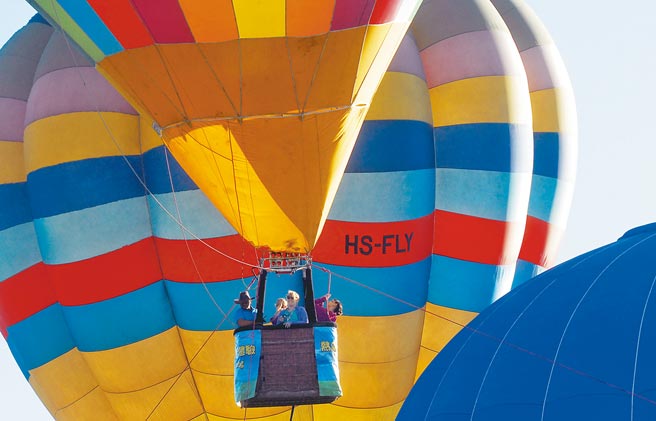 春节期间，台东鹿野高台有热气球繫留体验。（庄哲权摄）