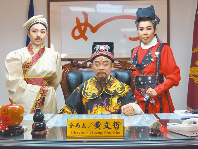 高市三民二警分局特地與明華園歌仔戲團合作、精心策畫「防詐穿越戲曲」，分局長黃文哲（中）自扮包青天，短片特定用大字幕、朗朗上口「七字仔」吸引高齡族群目光。（高市三民二分局提供／袁庭堯高雄傳真）