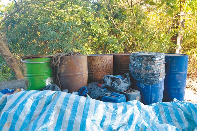旗南合作農場遭不明人士丟棄桶裝有害廢棄物，農場處理上頗感棘手，希望高市府環保局能夠協助最終處理。（林雅惠攝）