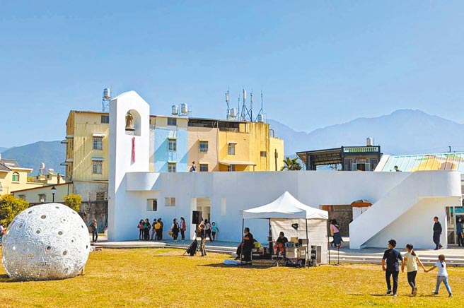 屏东可可跨域推广所7日开幕，与重建的佳佐天主堂共构，成为沿山公路新景点，也是推广可可产业重要基地，提升台湾巧克力的品牌能见度。（潘建志摄）