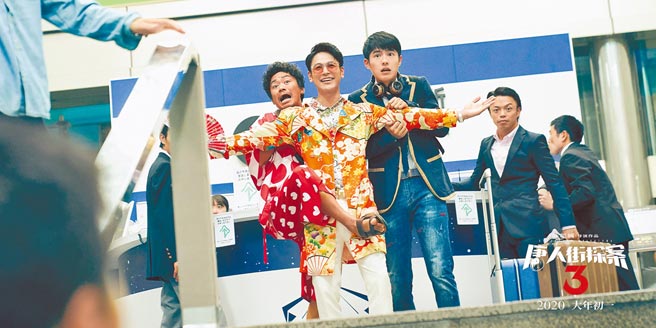 《唐人街探案3》主演王宝强（左）、刘昊然（右）将登上春晚演唱，中为妻夫木聪。（摘自微博）