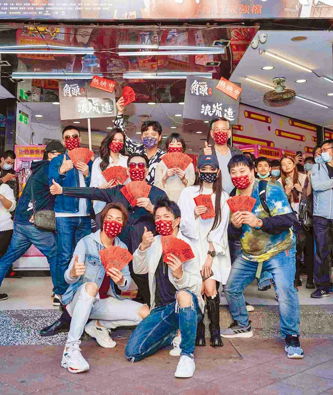 《角头－浪流连》主创团队昨在西门町发红包。（巧克丽娱乐提供）