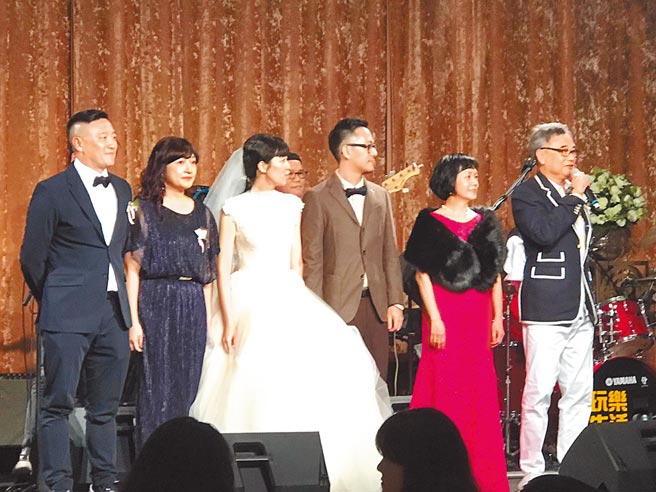 陳昇（右起）夫婦前晚為兒子（右三）舉辦婚禮。（讀者提供）