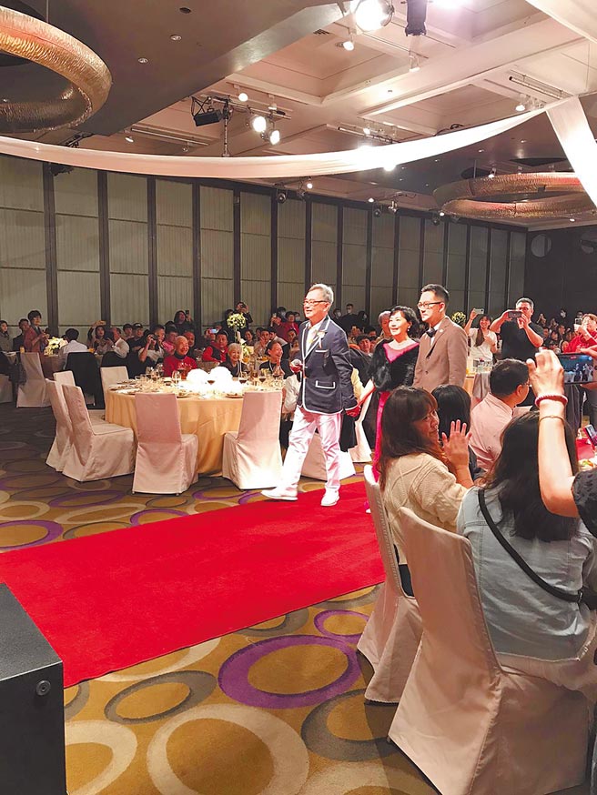 陳昇夫婦前晚娶媳婦，兩人與兒子小虎一起走紅毯步入會場。（讀者提供）