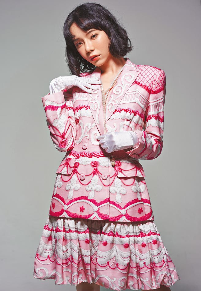 Kiwebaby演出贺岁喜剧片《男儿王》，片中变装女王扮相风格多变，搭配MOSCHINO蛋糕装饰西装外套洋装，15万2800元；项炼、手套为私人配件。（JOJ PHOTO摄）