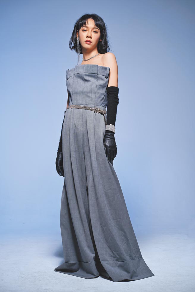 私下走文艺路线的Kiwebaby，也规画集资出版个人诗集，搭配MOSCHINO灰色平口连身裤，11万6300元；珠宝、手套为私人配件。（JOJ PHOTO摄）