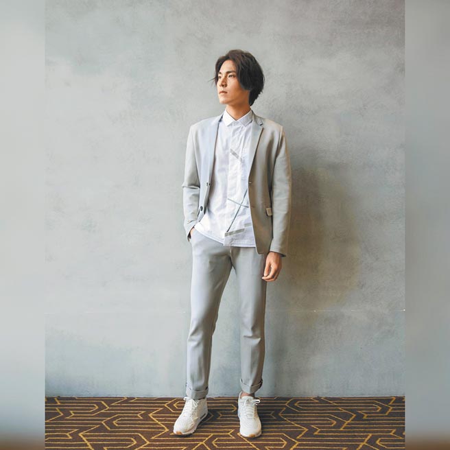 唐振剛著CK CALVIN KLEIN灰色嫘縈混紡羅紋領西裝外套2萬490元、抽繩短袖襯衫9690元、灰色嫘縈混紡反折褲9490元。（摘自唐振剛臉書）