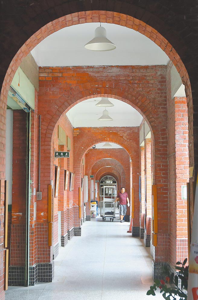 台北市日新國小有悠久歷史的紅樓校舍，作家郭松棻為校友之一。（中時資料照片）