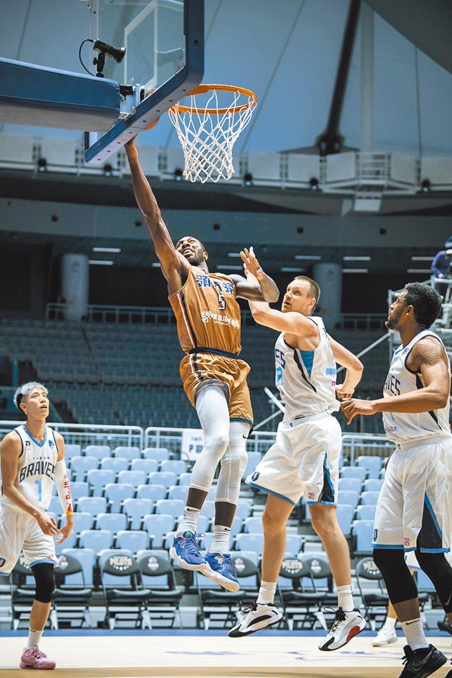 领航猿前锋里德（右三）漂亮闪过富邦中锋塞瑟夫（右二）防守，上篮取分。（领航猿提供）