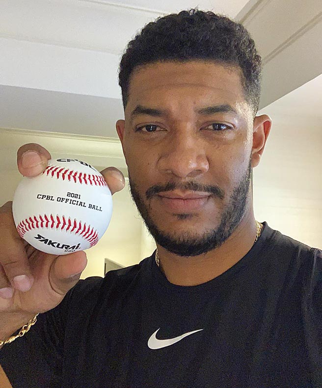 富邦悍将新洋投杰斯7日抵台将展开隔离，球团送上今年比赛用球让他提前适应。（富邦悍将提供）