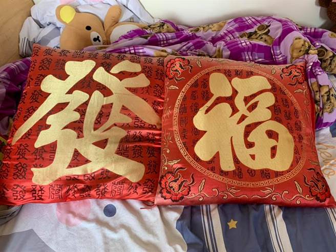 一名女子抱怨爸爸新買的「紅色抱枕」，一看到它就瞬間食慾全沒。(摘自爆怨公社)