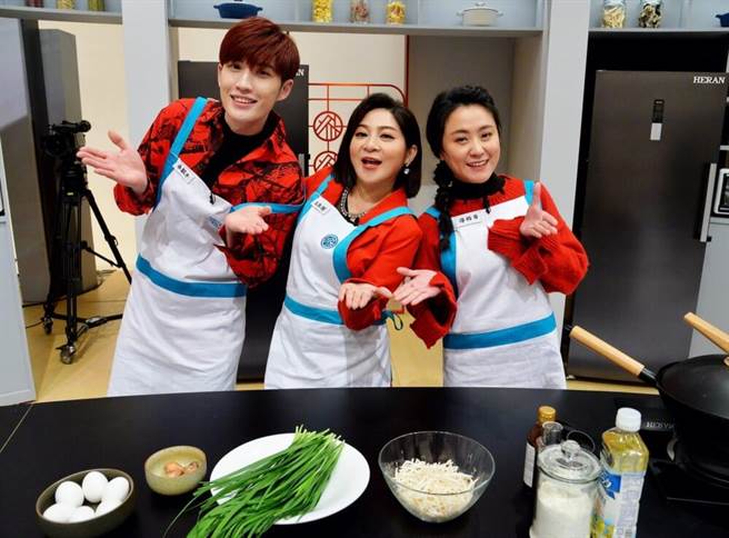 花甲队秀厨艺，右起海裕芬、王彩桦、曲献平。（卫视中文台提供）