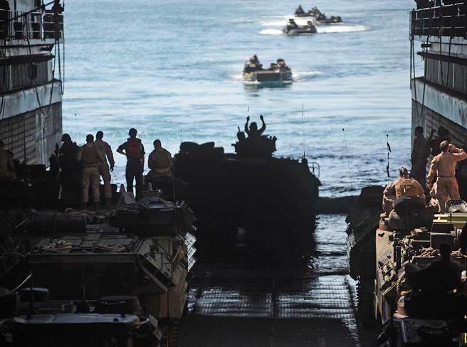 美澳除透過陸戰隊輪調進行聯演外，也希望能與其他夥伴國家一同演習。圖為2015年護身軍刀演習。(圖/DVIDS)