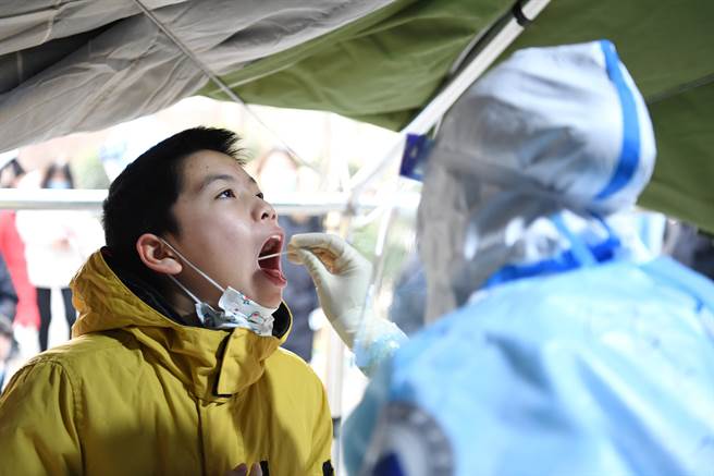 大陸許多強制性防疫措施引發民眾抱怨，官方則聲稱這些嚴厲的要求是為增進民眾福祉與國家安全。（圖／新華社）