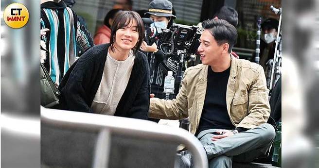拍攝空檔兩人互動熱絡，鄭人碩把蔡淑臻逗得笑呵呵。（圖／本刊攝影組）