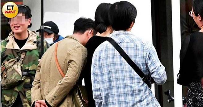 在觀看演出畫面回放時，鄭人碩順勢把頭靠在蔡淑臻的香肩上。（圖／本刊攝影組）